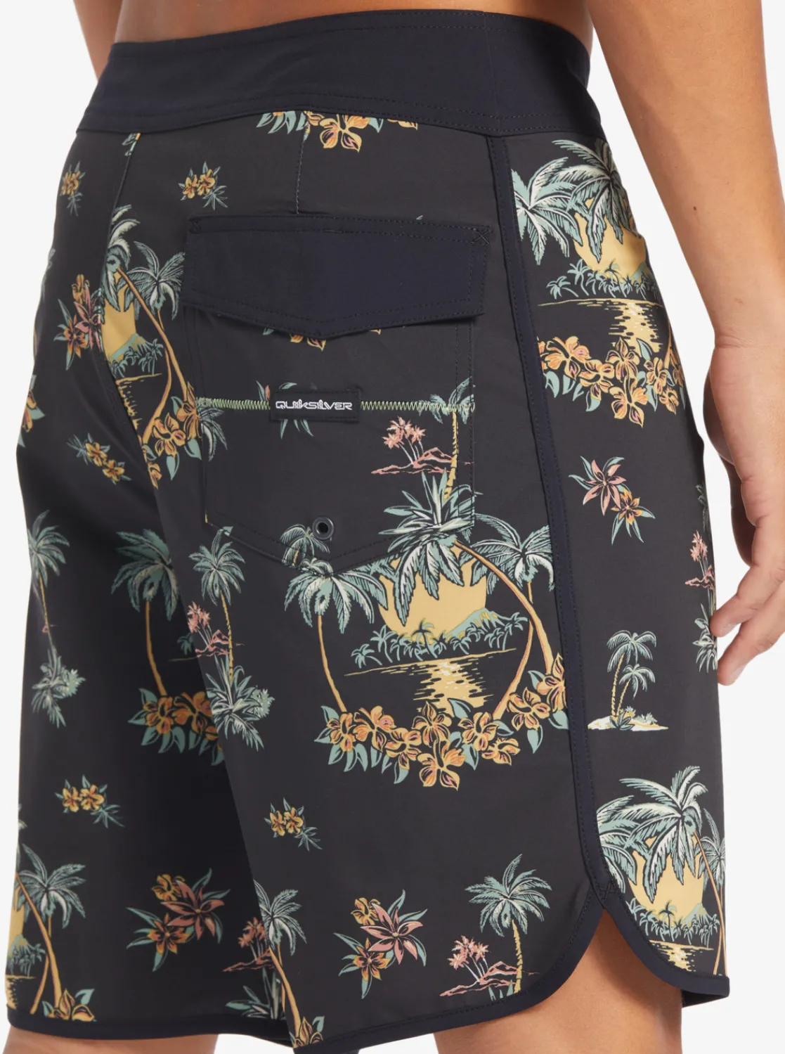 Quiksilver Surfsilk Scallop 19" Boardshorts Black Palm Spritz Clearance